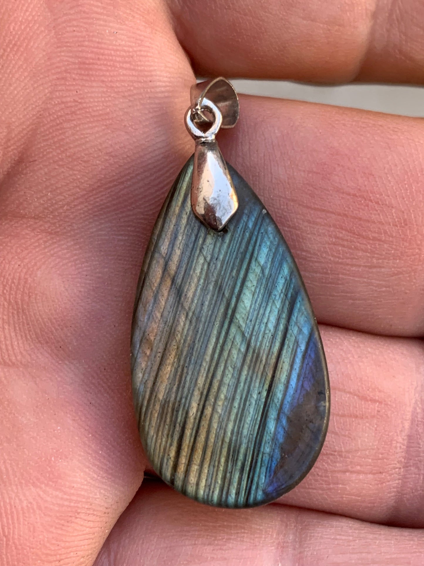 Labradorite, pendentif 'cabochon percé' de 42mm x 18 x 6. Qualité A à AA, vendu avec cordon réglable de couleur noire !
