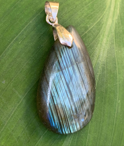 Labradorite, pendentif 'cabochon percé' de 42mm x 18 x 6. Qualité A à AA, vendu avec cordon réglable de couleur noire !