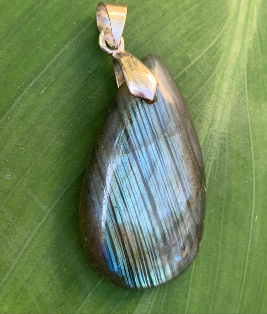Labradorite, pendentif 'cabochon percé' de 42mm x 18 x 6. Qualité A à AA, vendu avec cordon réglable de couleur noire !