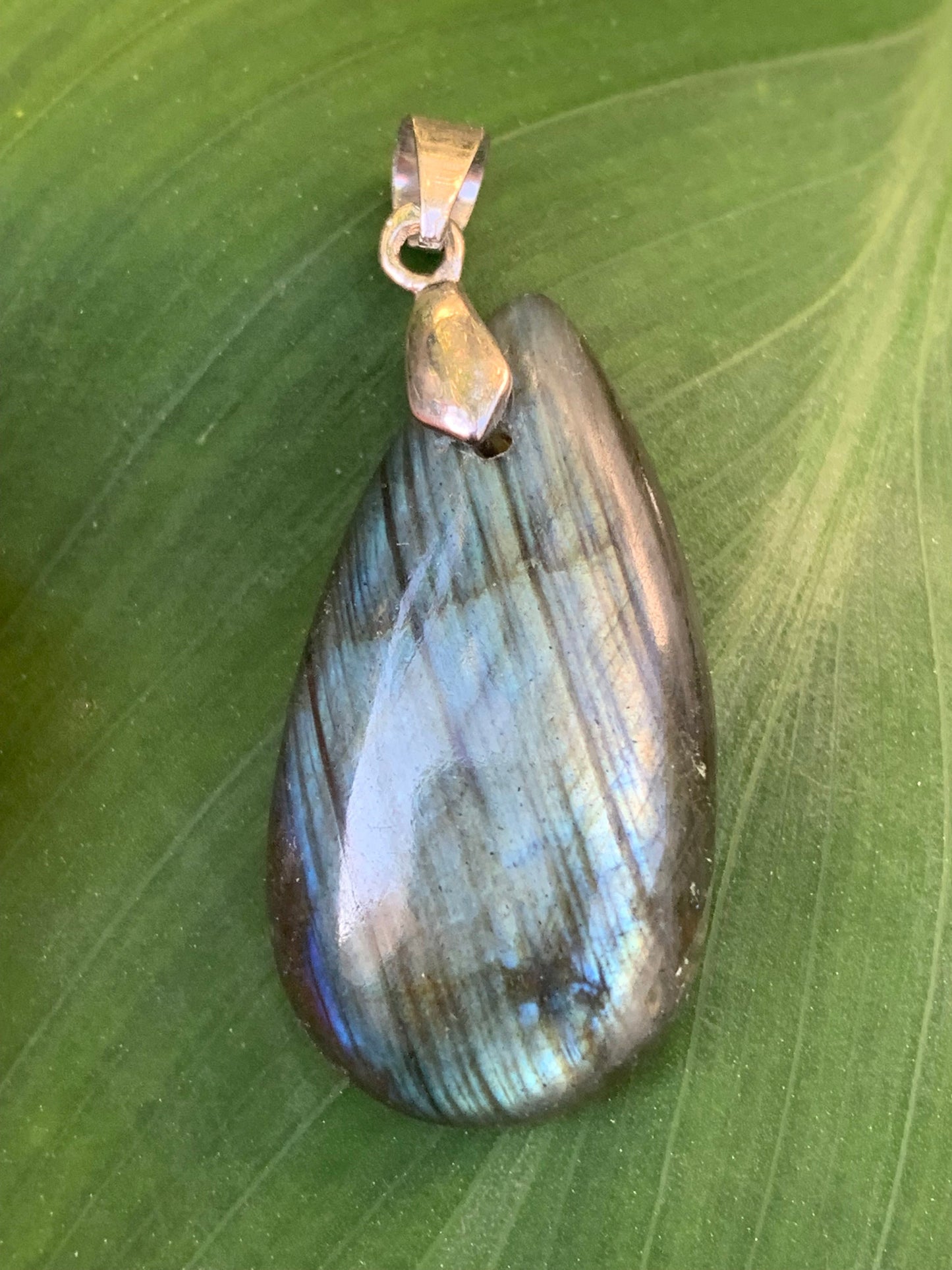 Labradorite, pendentif 'cabochon percé' de 42mm x 18 x 6. Qualité A à AA, vendu avec cordon réglable de couleur noire !