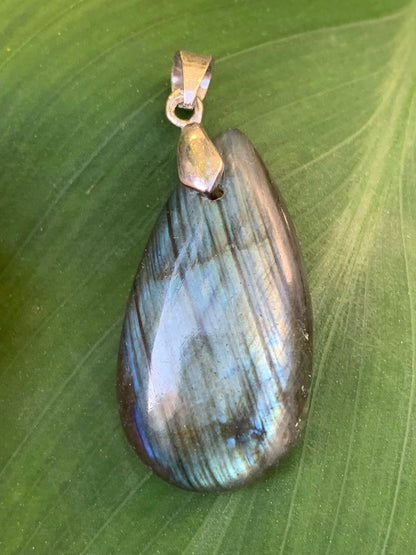 Labradorite, pendentif 'cabochon percé' de 42mm x 18 x 6. Qualité A à AA, vendu avec cordon réglable de couleur noire !