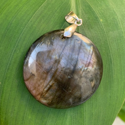 Labradorite, pendentif 'cabochon percé' de 50mm x 35 x 6. Qualité A à AA, vendu avec cordon réglable de couleur noire !
