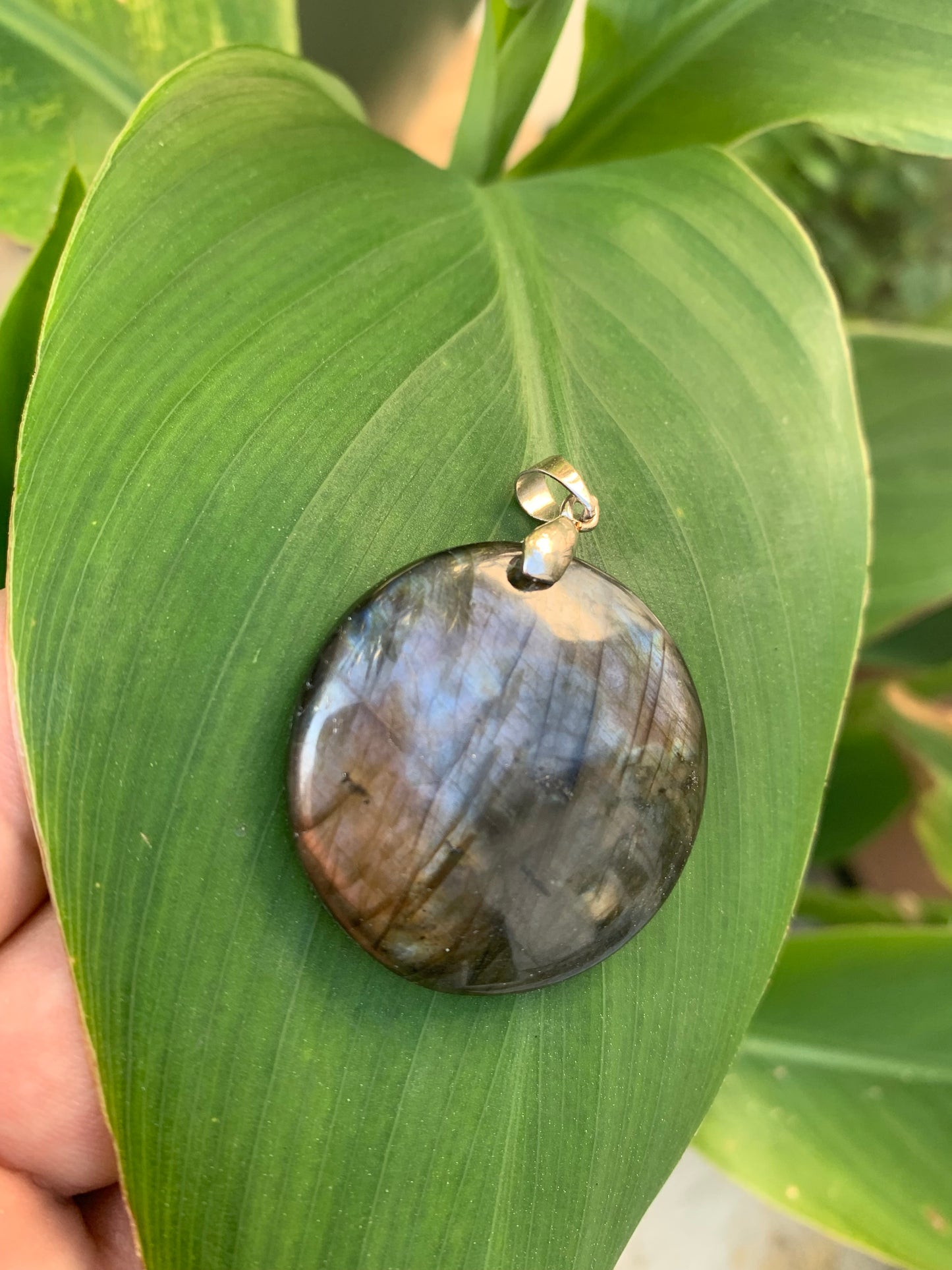 Labradorite, pendentif 'cabochon percé' de 50mm x 35 x 6. Qualité A à AA, vendu avec cordon réglable de couleur noire !
