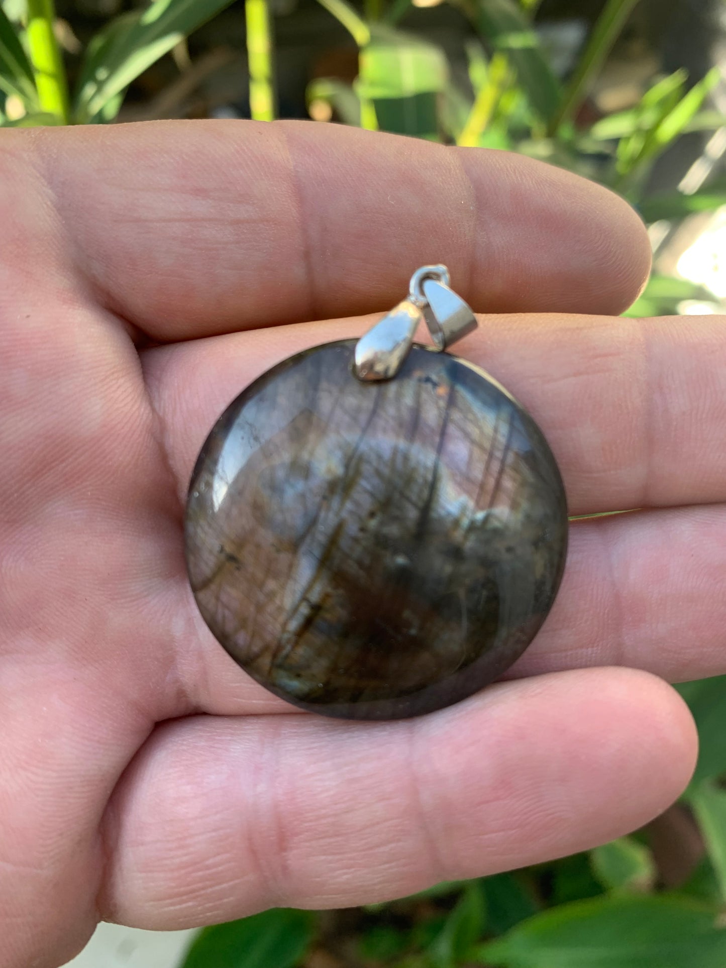 Labradorite, pendentif 'cabochon percé' de 50mm x 35 x 6. Qualité A à AA, vendu avec cordon réglable de couleur noire !