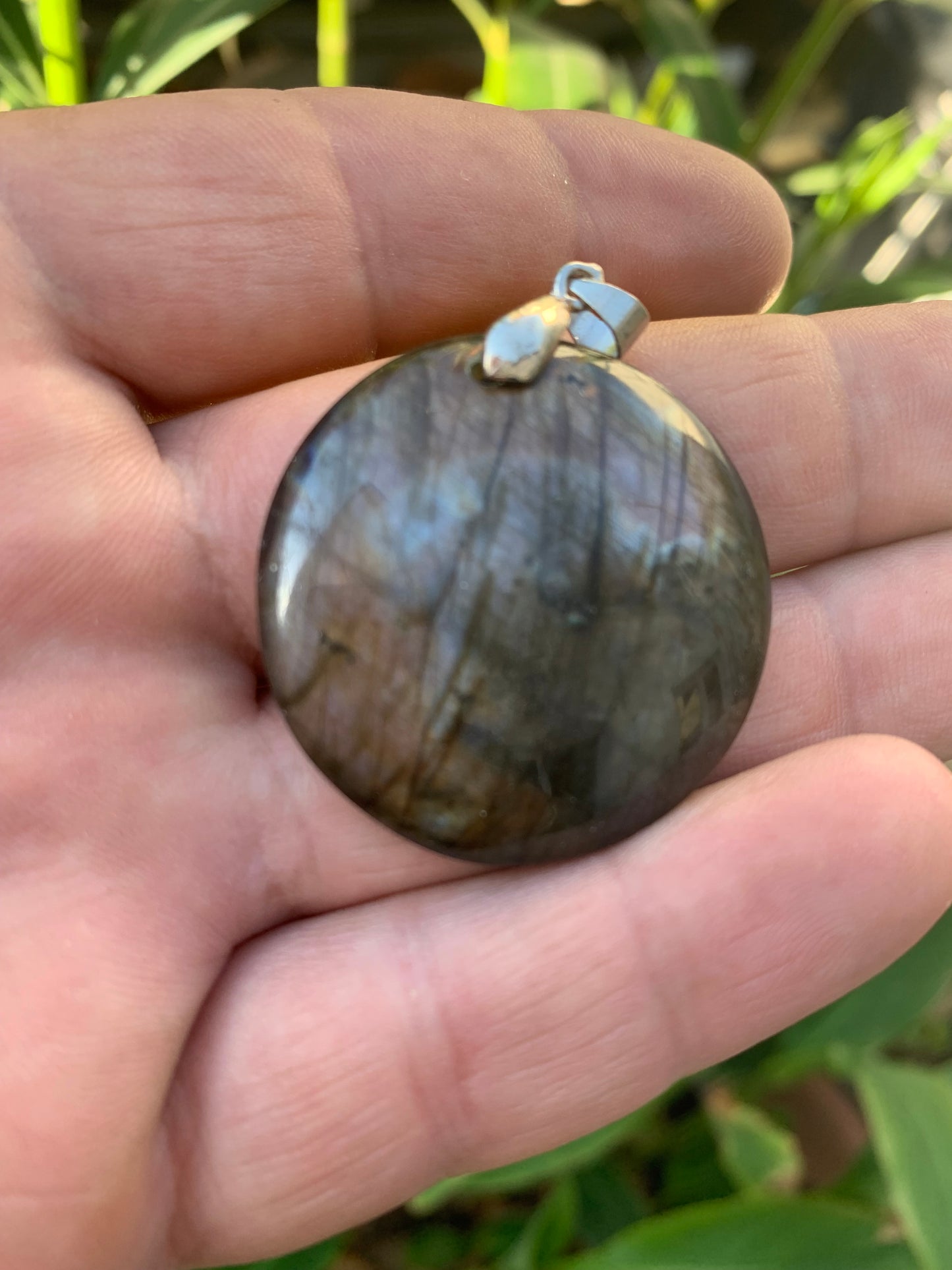 Labradorite, pendentif 'cabochon percé' de 50mm x 35 x 6. Qualité A à AA, vendu avec cordon réglable de couleur noire !