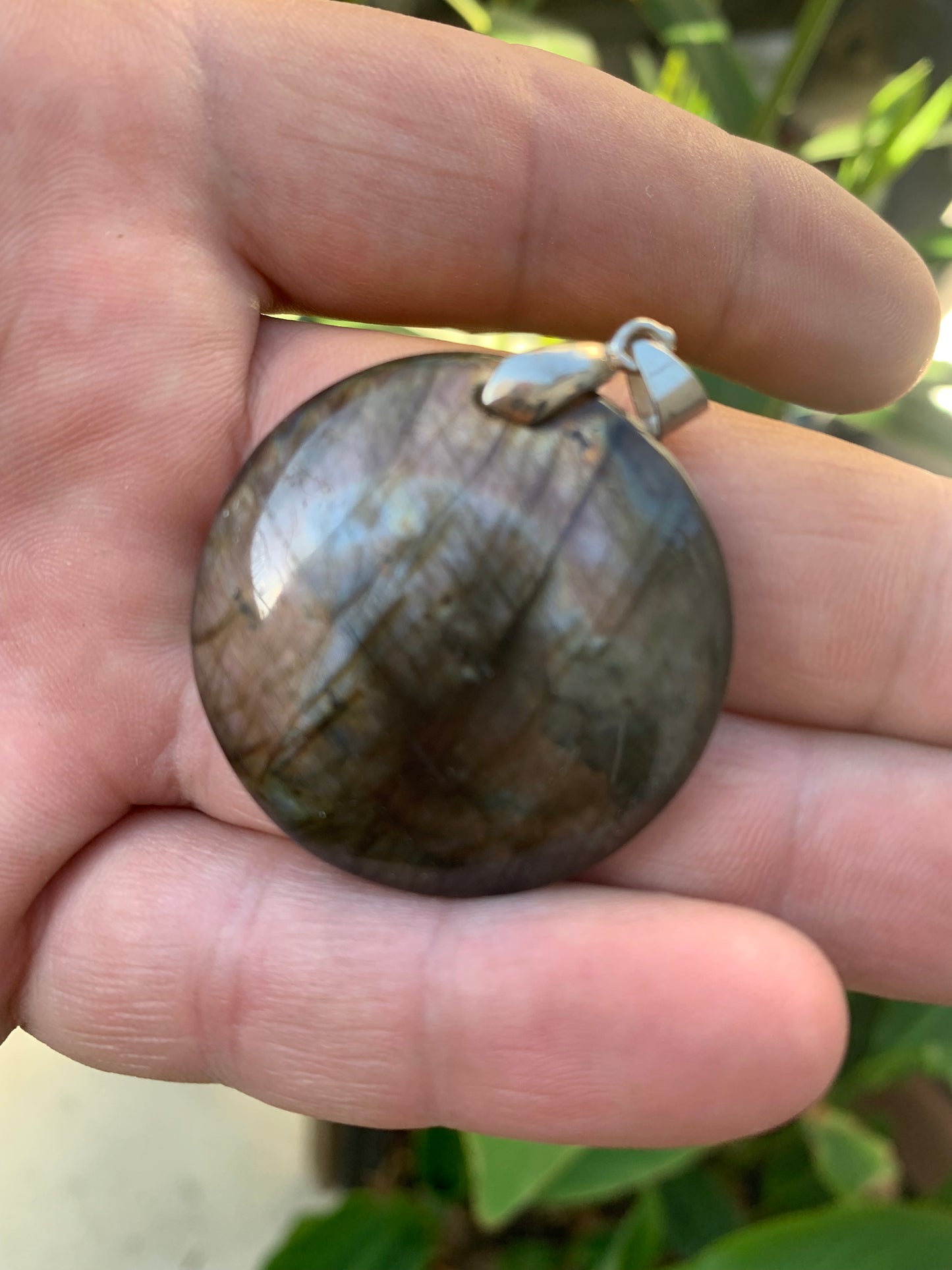 Labradorite, pendentif 'cabochon percé' de 50mm x 35 x 6. Qualité A à AA, vendu avec cordon réglable de couleur noire !
