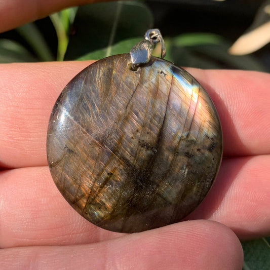 Labradorite, pendentif 'cabochon percé' de 50mm x 35 x 6. Qualité A à AA, vendu avec cordon réglable de couleur noire !