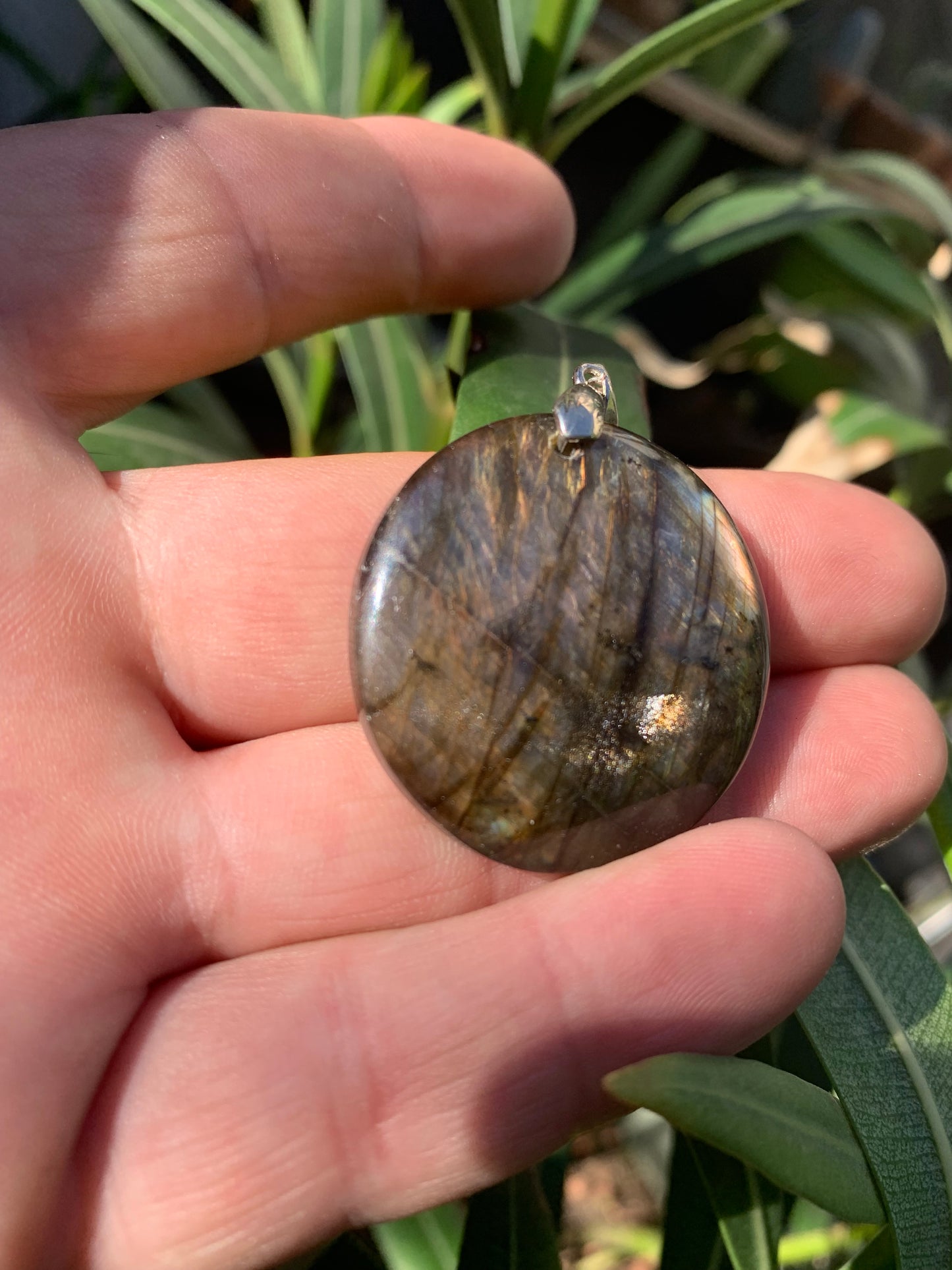 Labradorite, pendentif 'cabochon percé' de 50mm x 35 x 6. Qualité A à AA, vendu avec cordon réglable de couleur noire !