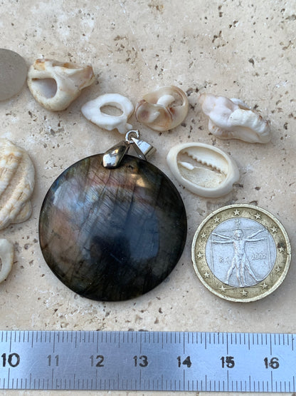 Labradorite, pendentif 'cabochon percé' de 50mm x 35 x 6. Qualité A à AA, vendu avec cordon réglable de couleur noire !