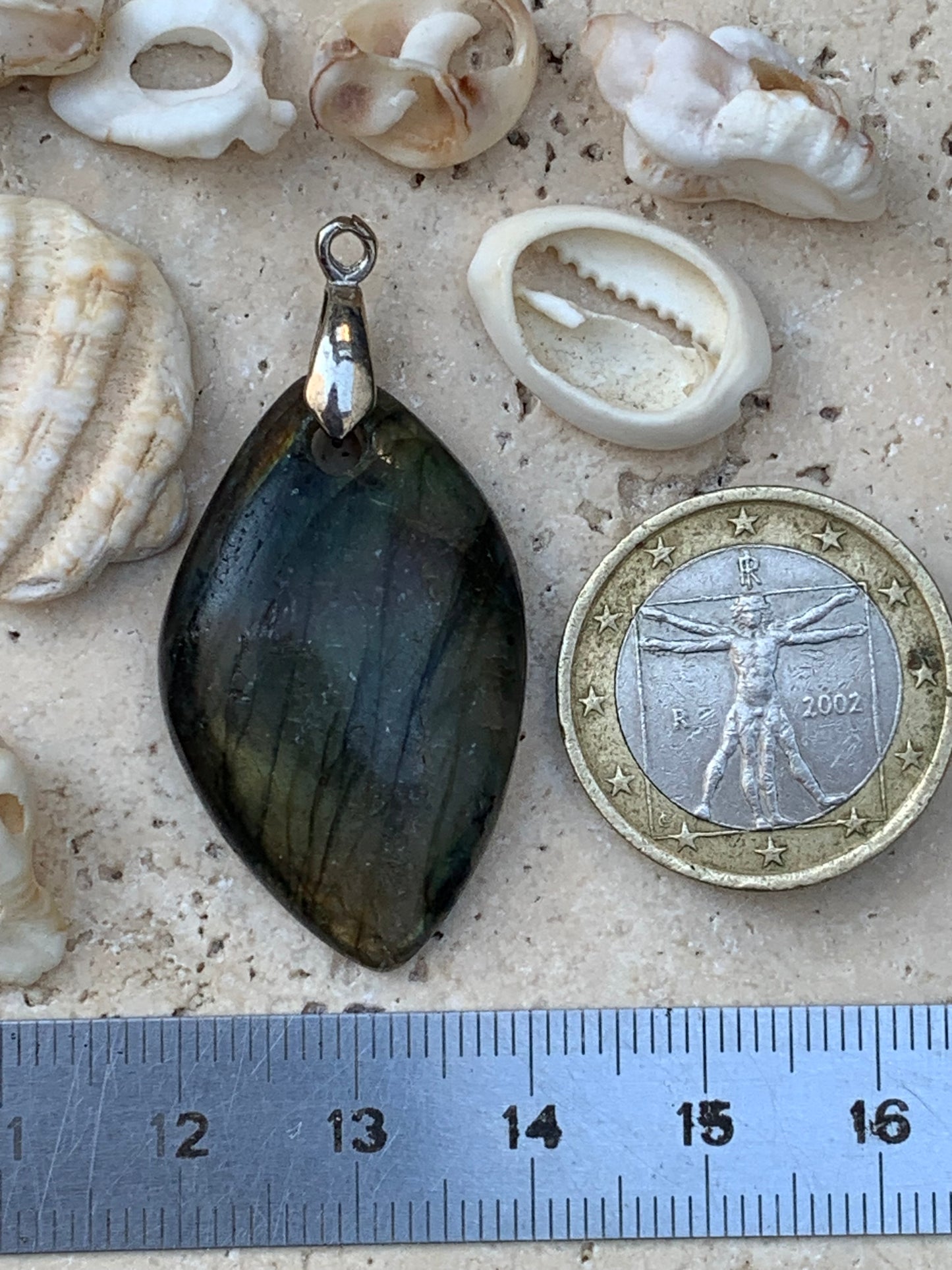 Labradorite, pendentif 'cabochon percé' de 40mm x 21 x 6. Qualité A à AA, vendu avec cordon réglable de couleur noire !