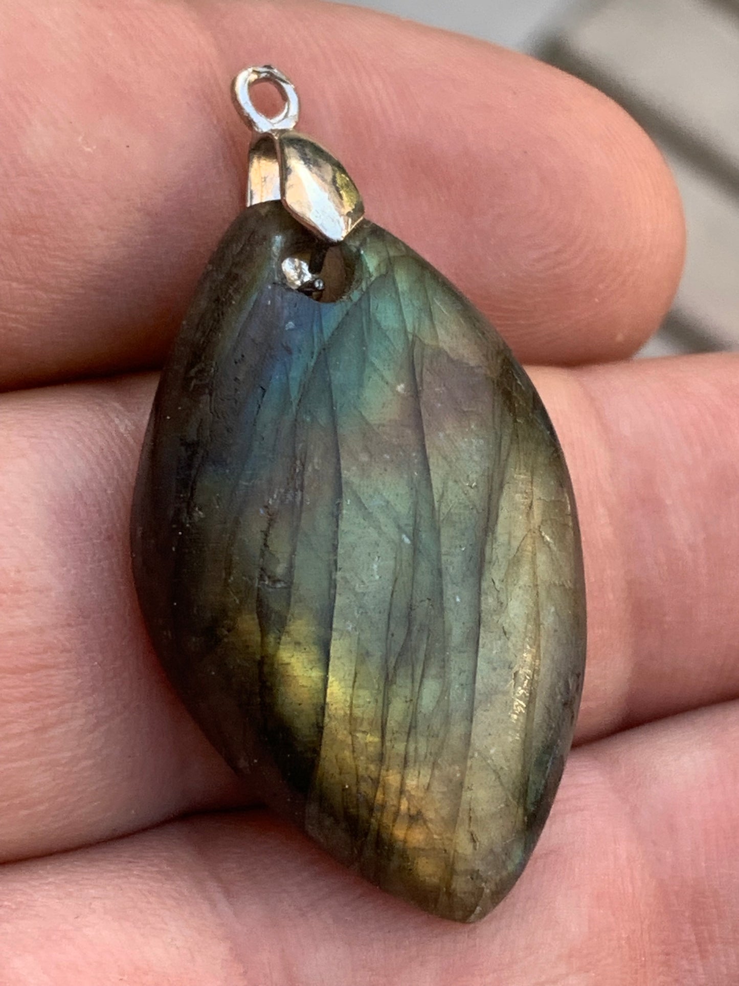 Labradorite, pendentif 'cabochon percé' de 40mm x 21 x 6. Qualité A à AA, vendu avec cordon réglable de couleur noire !