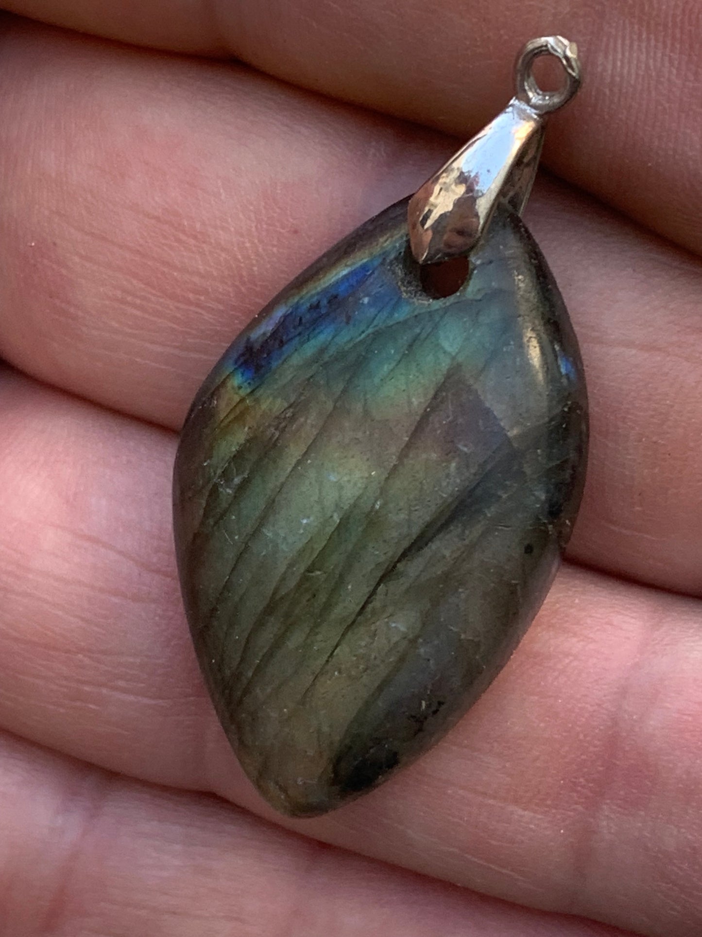 Labradorite, pendentif 'cabochon percé' de 40mm x 21 x 6. Qualité A à AA, vendu avec cordon réglable de couleur noire !