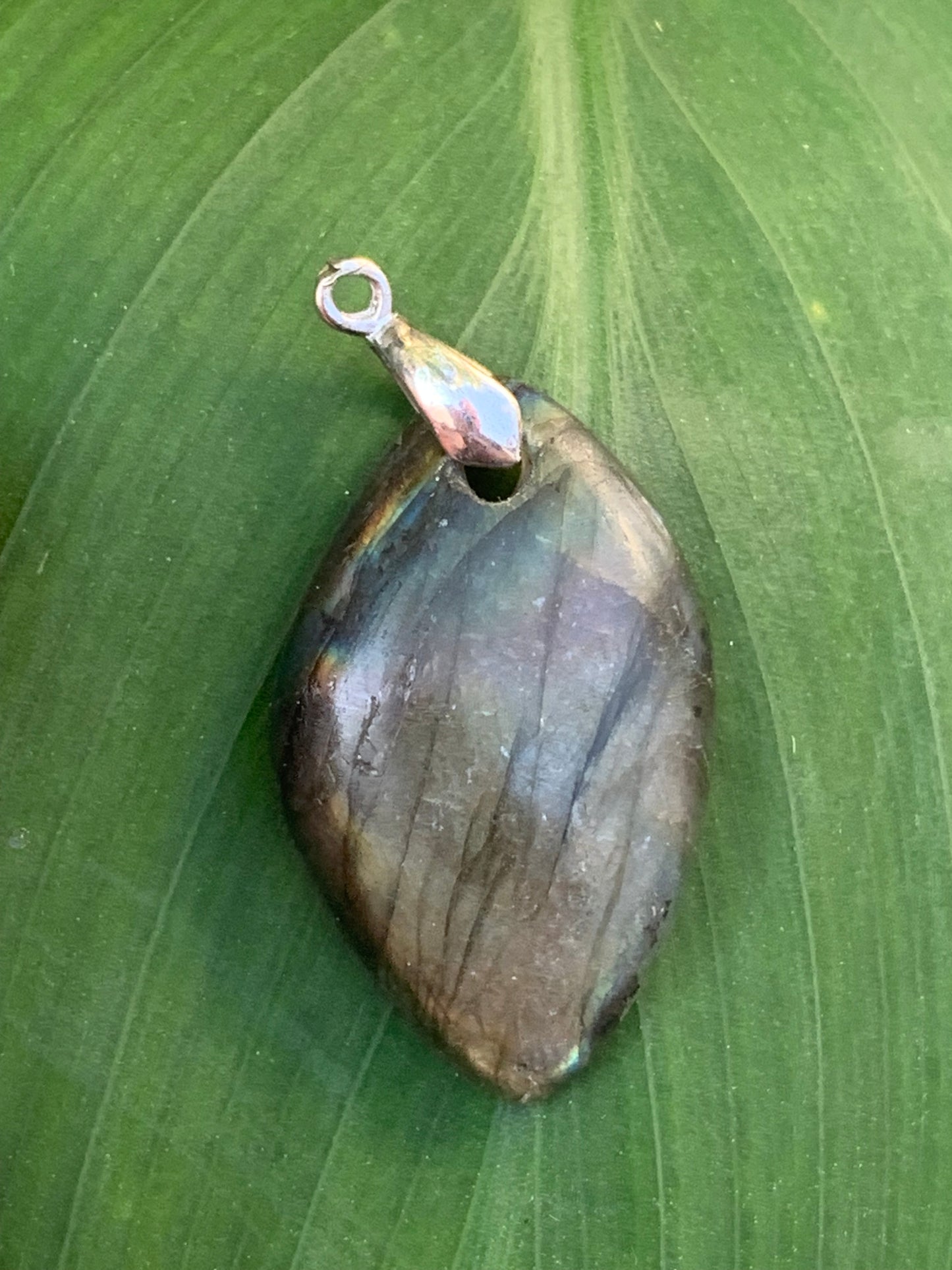 Labradorite, pendentif 'cabochon percé' de 40mm x 21 x 6. Qualité A à AA, vendu avec cordon réglable de couleur noire !