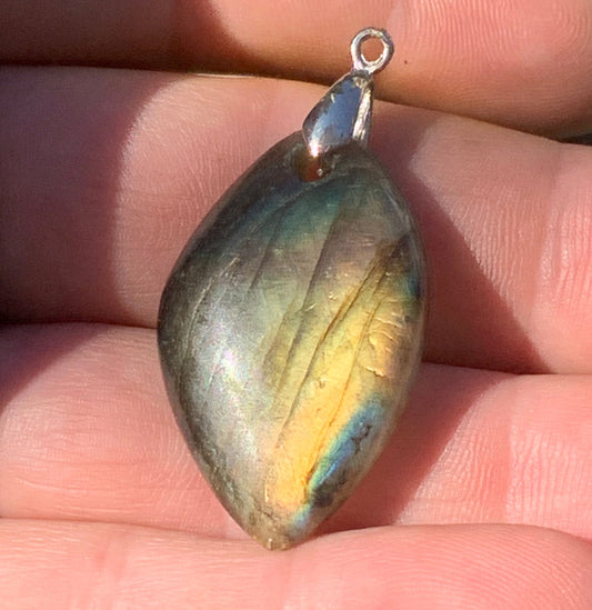 Labradorite, pendentif 'cabochon percé' de 40mm x 21 x 6. Qualité A à AA, vendu avec cordon réglable de couleur noire !