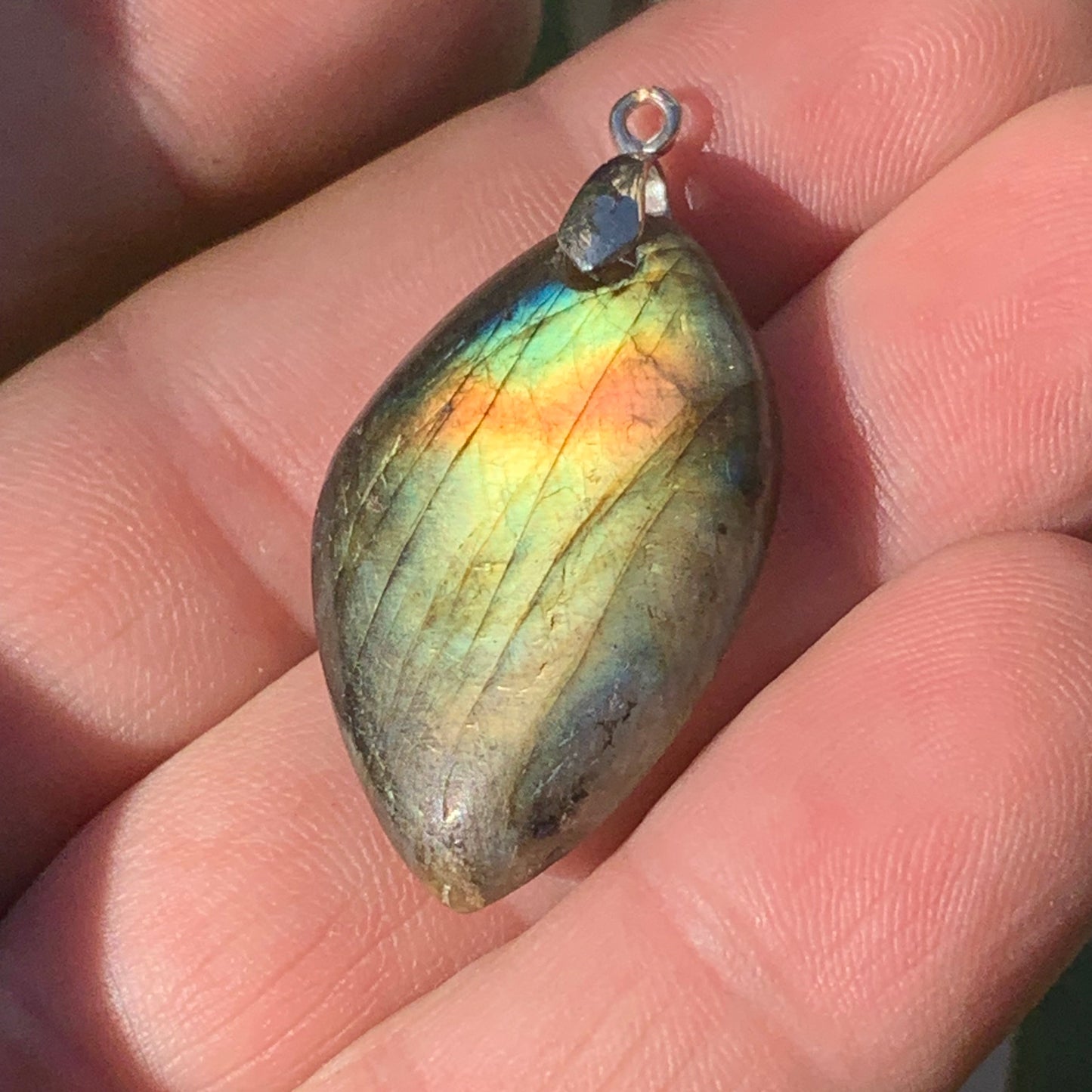 Labradorite, pendentif 'cabochon percé' de 40mm x 21 x 6. Qualité A à AA, vendu avec cordon réglable de couleur noire !