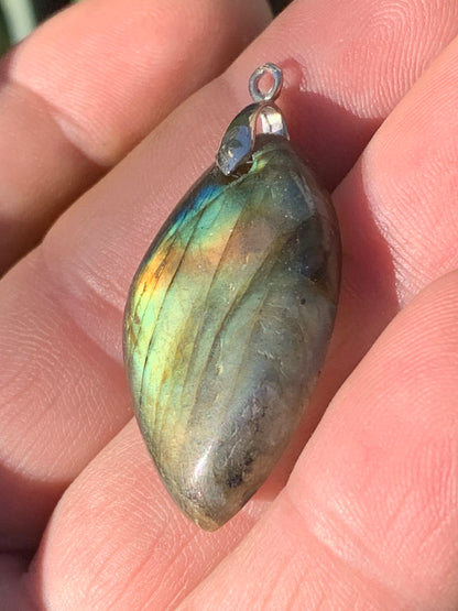 Labradorite, pendentif 'cabochon percé' de 40mm x 21 x 6. Qualité A à AA, vendu avec cordon réglable de couleur noire !