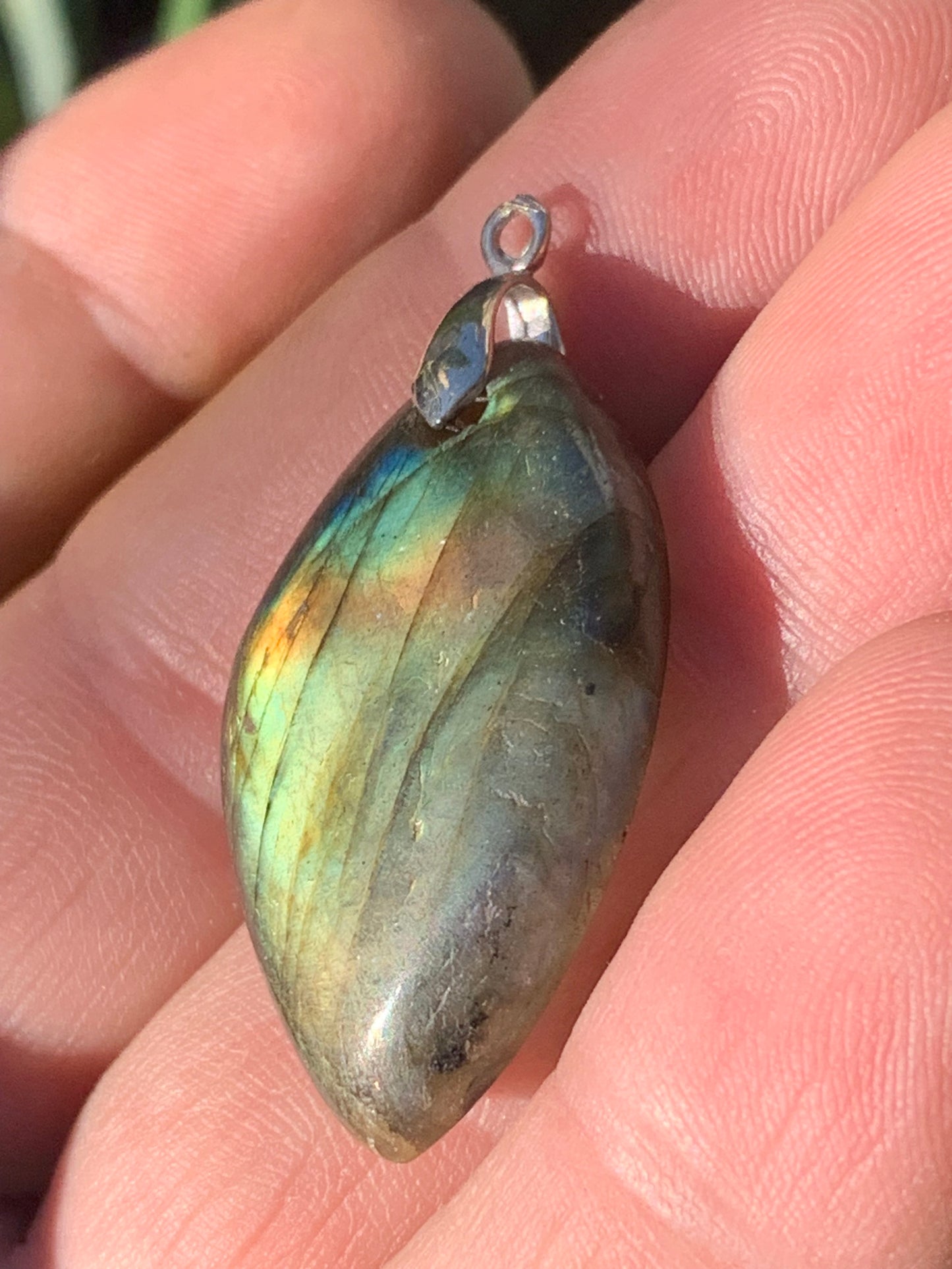 Labradorite, pendentif 'cabochon percé' de 40mm x 21 x 6. Qualité A à AA, vendu avec cordon réglable de couleur noire !