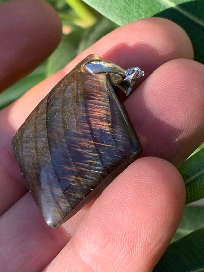 Labradorite, pendentif 'cabochon percé' de 50mm x 30 x 6. Qualité A à AA, vendu avec cordon réglable de couleur noire !