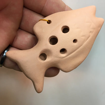 Ocarina en terre cuite en forme d'animaux, dauphin, poisson, lezard... superbes petites pièces faites au Pérou...  Modèles au choix ! Des sons pour voyager, des sons doux et profond comme la terre !