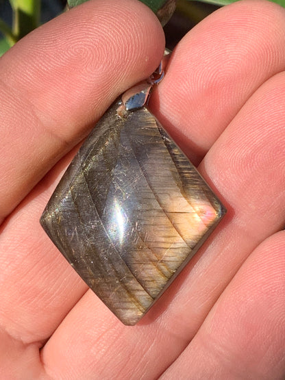 Labradorite, pendentif 'cabochon percé' de 50mm x 30 x 6. Qualité A à AA, vendu avec cordon réglable de couleur noire !