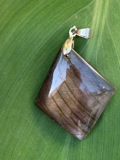 Labradorite, pendentif 'cabochon percé' de 50mm x 30 x 6. Qualité A à AA, vendu avec cordon réglable de couleur noire !