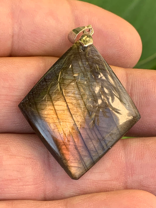 Labradorite, pendentif 'cabochon percé' de 50mm x 30 x 6. Qualité A à AA, vendu avec cordon réglable de couleur noire !