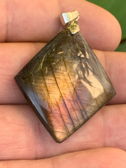 Labradorite, pendentif 'cabochon percé' de 50mm x 30 x 6. Qualité A à AA, vendu avec cordon réglable de couleur noire !