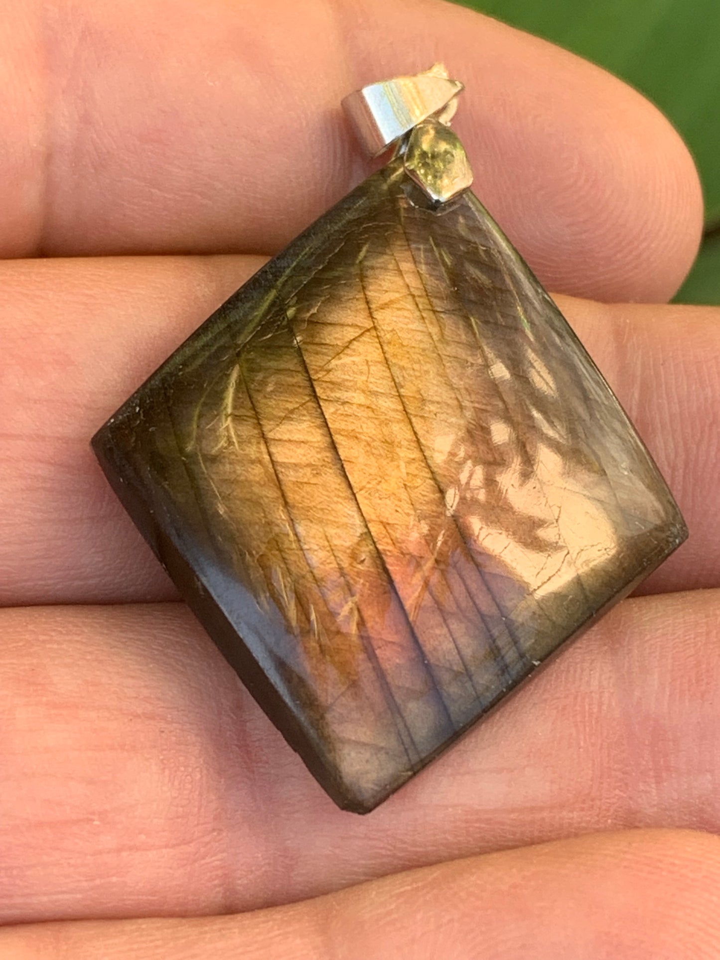 Labradorite, pendentif 'cabochon percé' de 50mm x 30 x 6. Qualité A à AA, vendu avec cordon réglable de couleur noire !