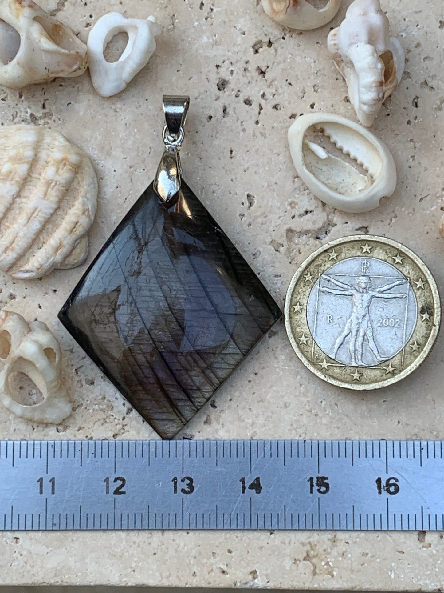 Labradorite, pendentif 'cabochon percé' de 50mm x 30 x 6. Qualité A à AA, vendu avec cordon réglable de couleur noire !