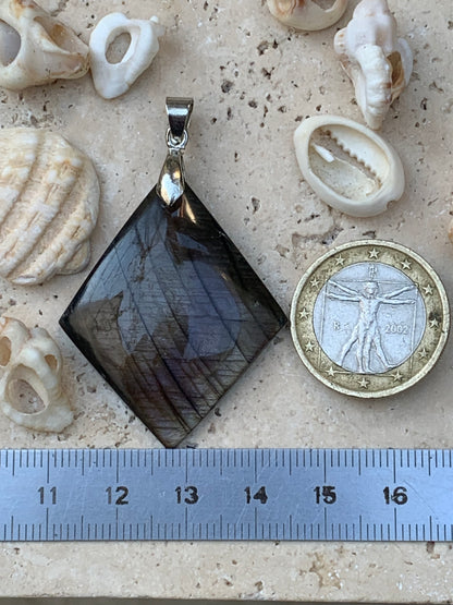 Labradorite, pendentif 'cabochon percé' de 50mm x 30 x 6. Qualité A à AA, vendu avec cordon réglable de couleur noire !