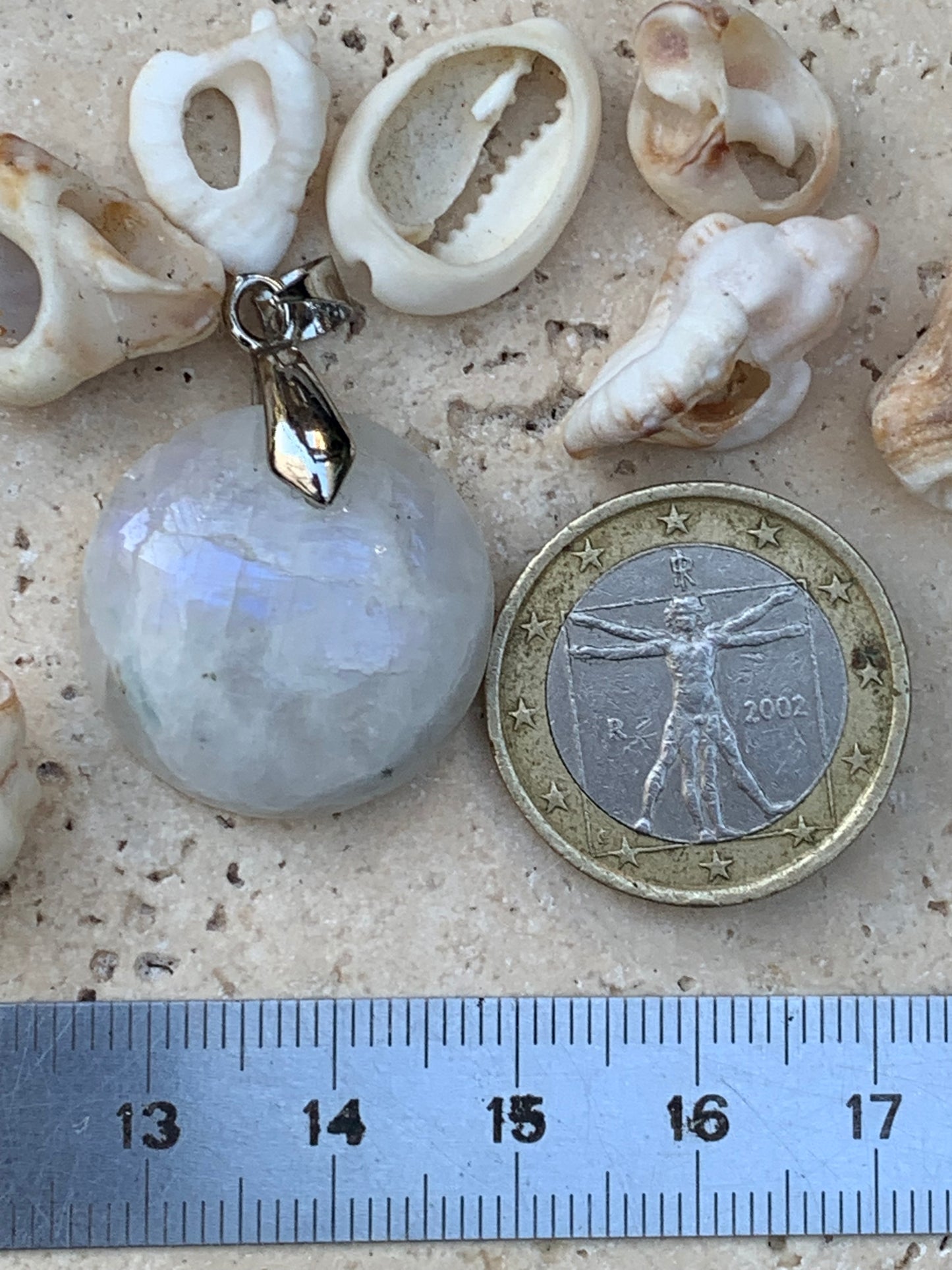 Labradorite blanche/ péristérite, pendentif en 'cabochon percé' de 40mm x 30 x 10. Qualité AA à AAA, vendu avec cordon réglable de couleur noire !