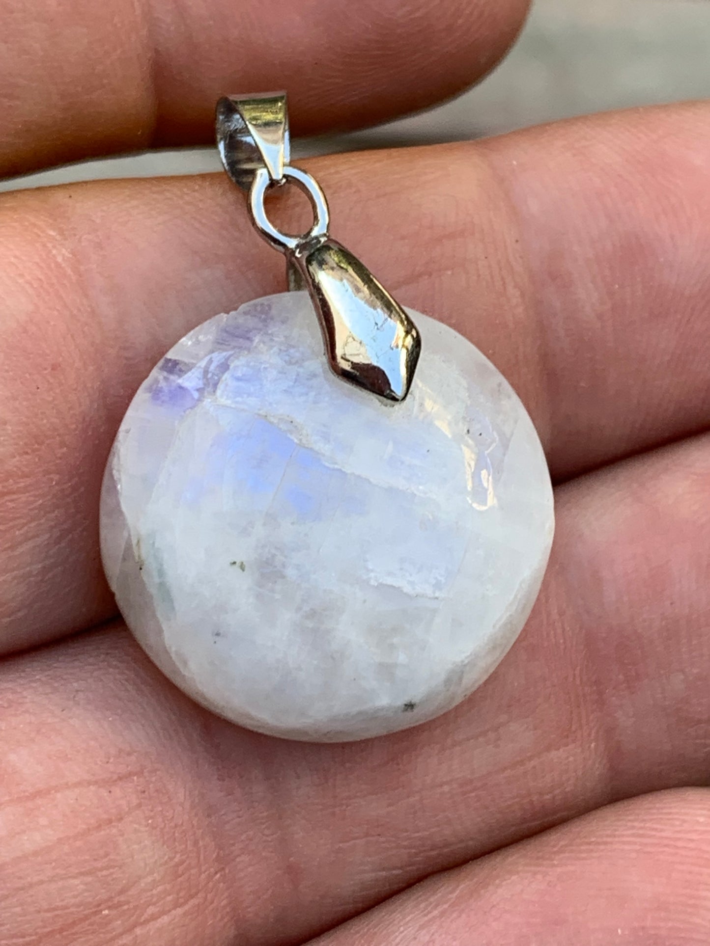 Labradorite blanche/ péristérite, pendentif en 'cabochon percé' de 40mm x 30 x 10. Qualité AA à AAA, vendu avec cordon réglable de couleur noire !