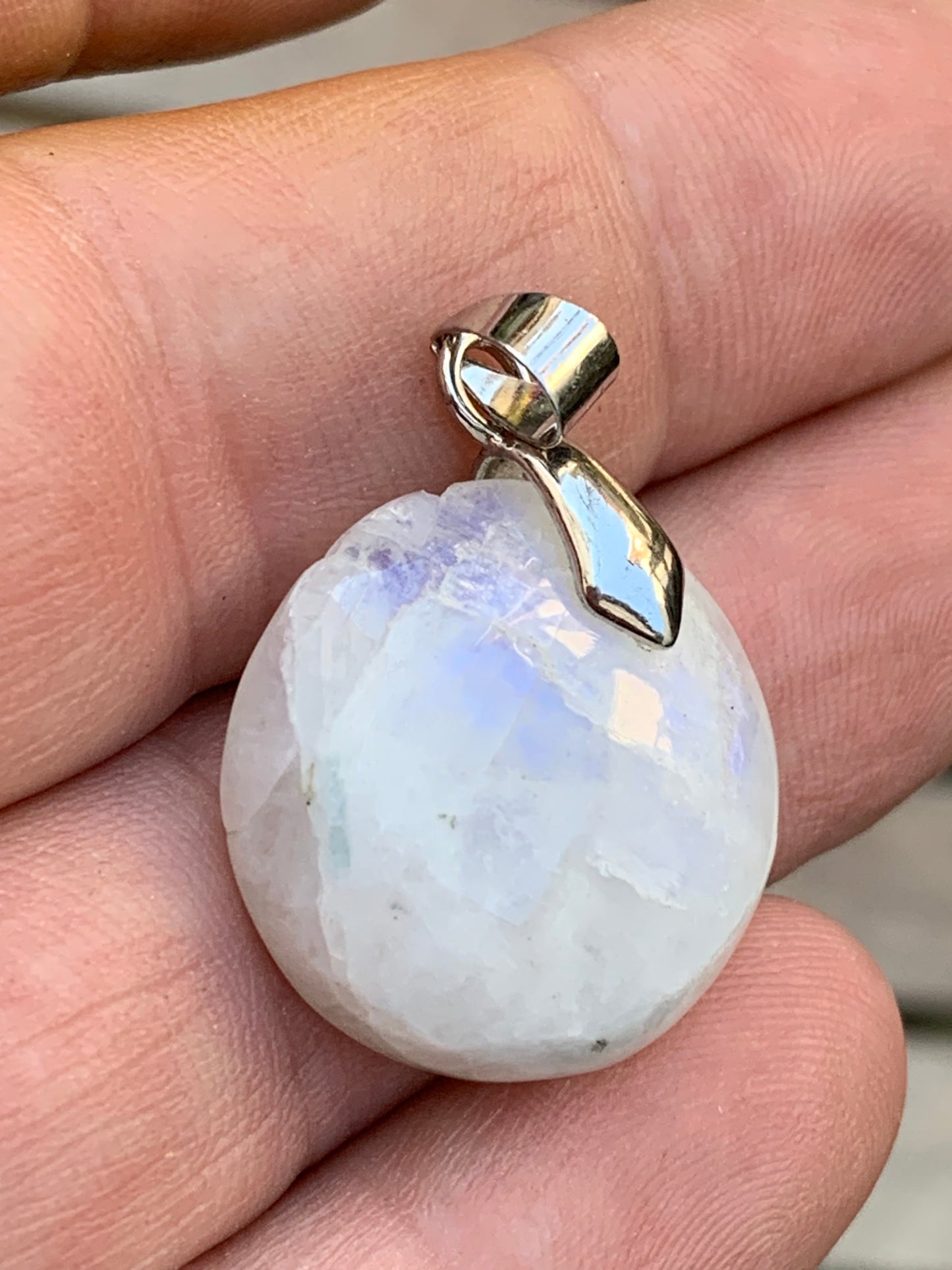 Labradorite blanche/ péristérite, pendentif en 'cabochon percé' de 40mm x 30 x 10. Qualité AA à AAA, vendu avec cordon réglable de couleur noire !