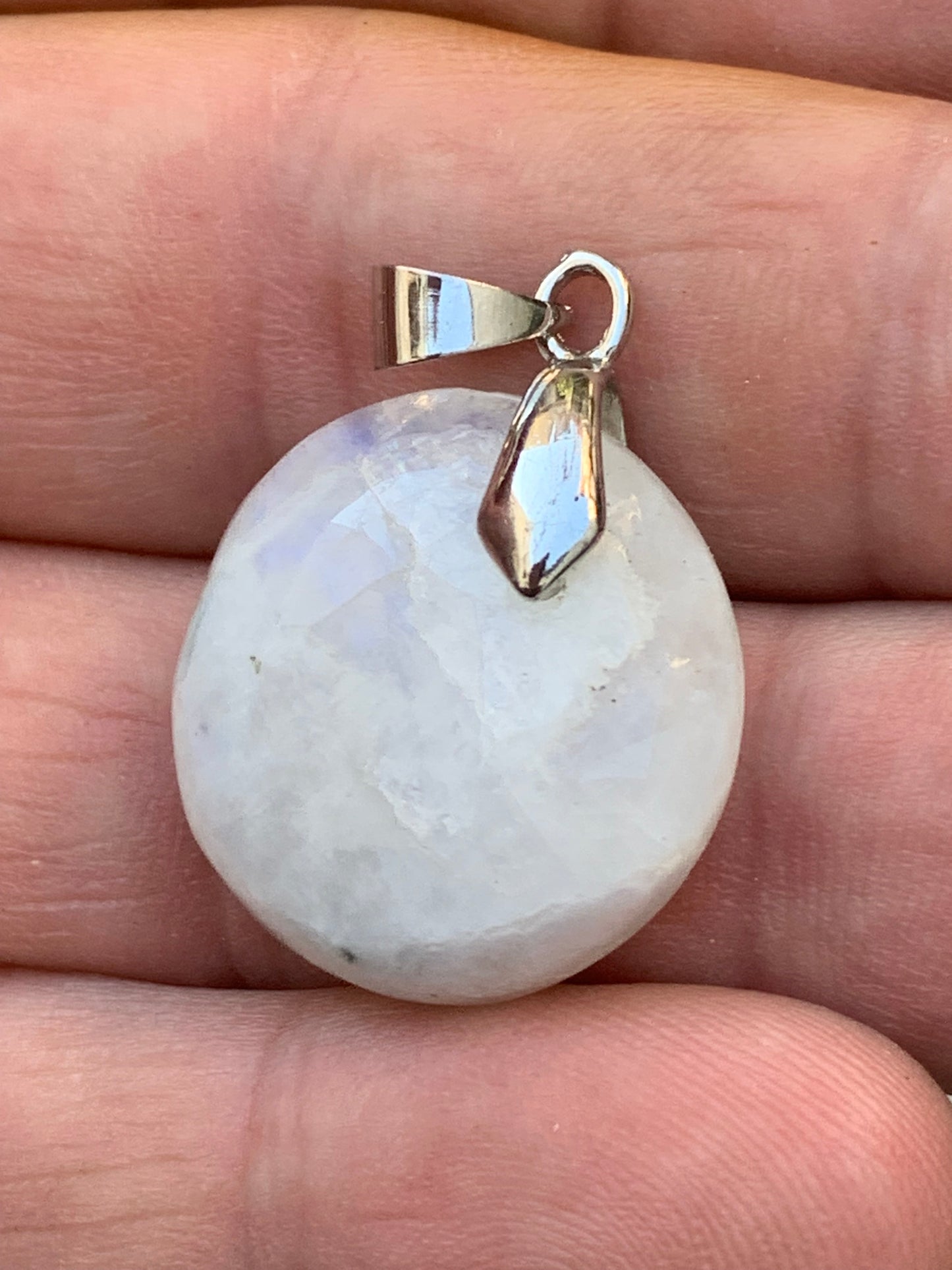 Labradorite blanche/ péristérite, pendentif en 'cabochon percé' de 40mm x 30 x 10. Qualité AA à AAA, vendu avec cordon réglable de couleur noire !