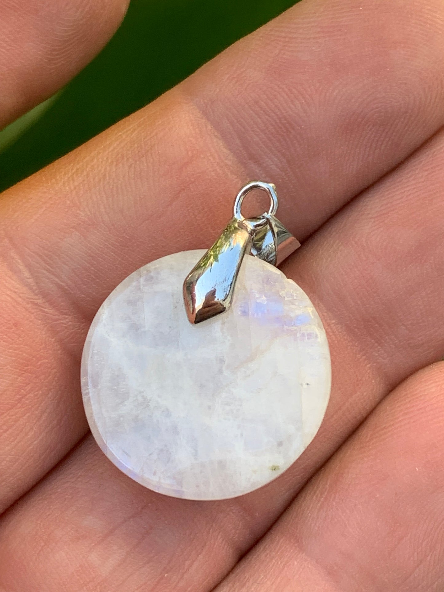 Labradorite blanche/ péristérite, pendentif en 'cabochon percé' de 40mm x 30 x 10. Qualité AA à AAA, vendu avec cordon réglable de couleur noire !