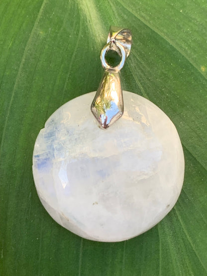 Labradorite blanche/ péristérite, pendentif en 'cabochon percé' de 40mm x 30 x 10. Qualité AA à AAA, vendu avec cordon réglable de couleur noire !