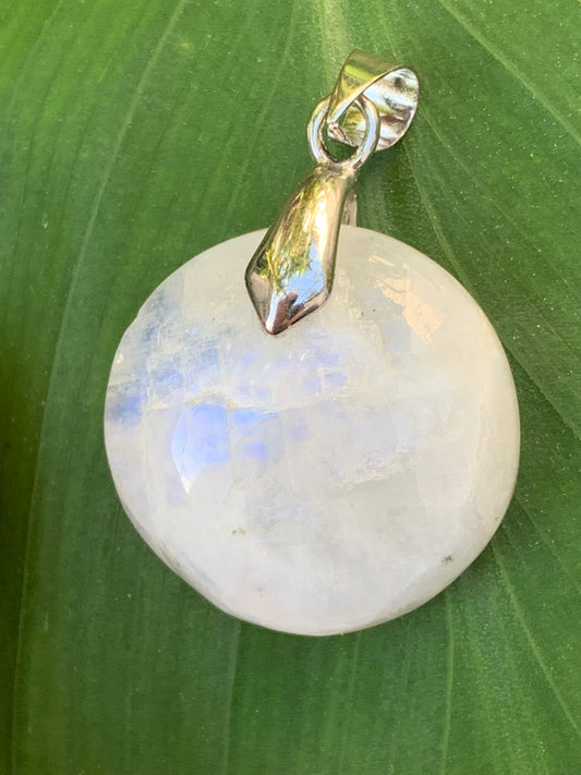 Labradorite blanche/ péristérite, pendentif en 'cabochon percé' de 40mm x 30 x 10. Qualité AA à AAA, vendu avec cordon réglable de couleur noire !