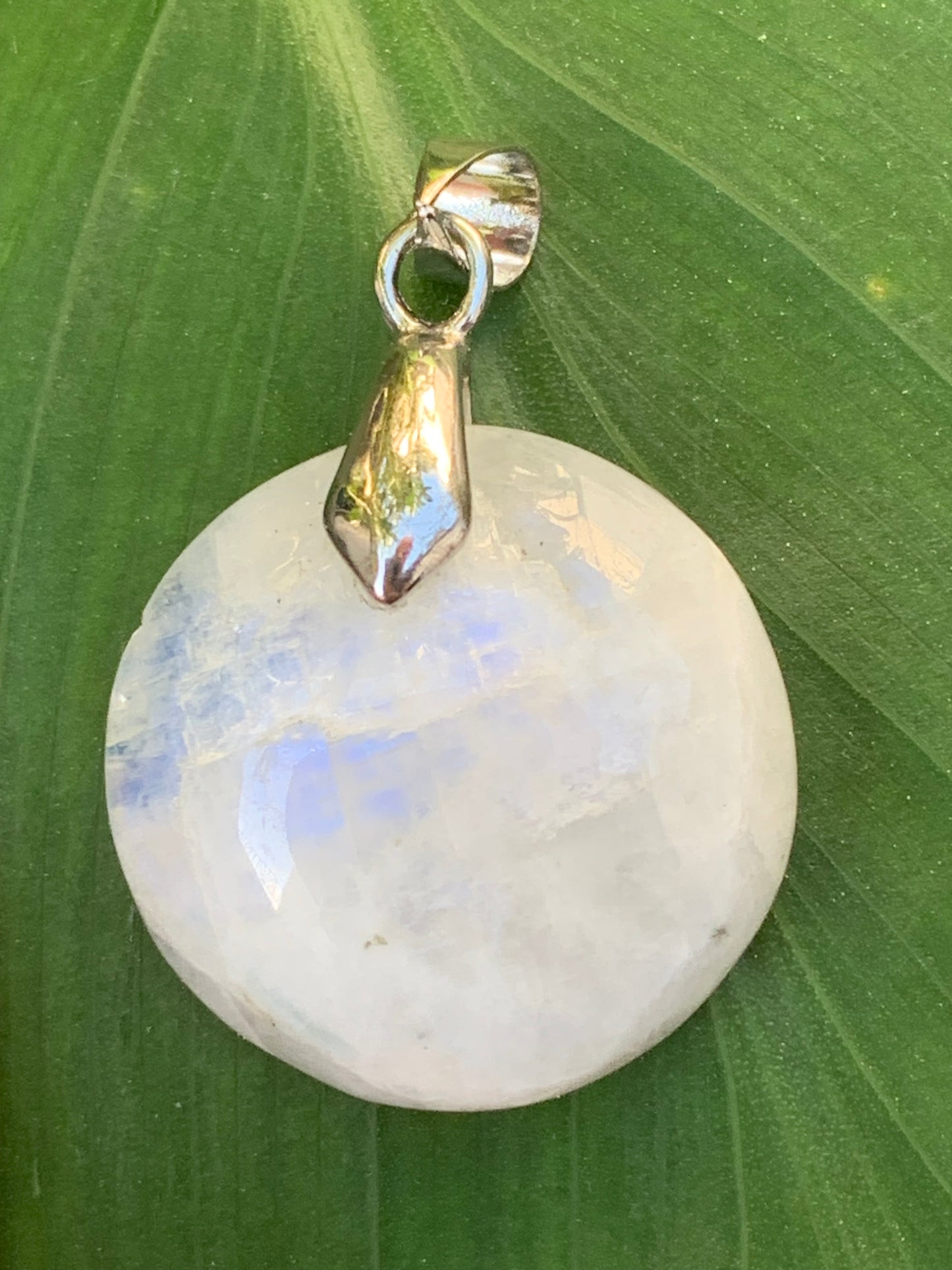Labradorite blanche/ péristérite, pendentif en 'cabochon percé' de 40mm x 30 x 10. Qualité AA à AAA, vendu avec cordon réglable de couleur noire !