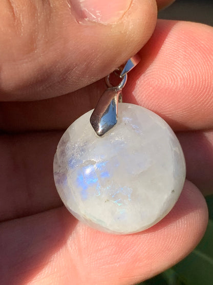 Labradorite blanche/ péristérite, pendentif en 'cabochon percé' de 40mm x 30 x 10. Qualité AA à AAA, vendu avec cordon réglable de couleur noire !