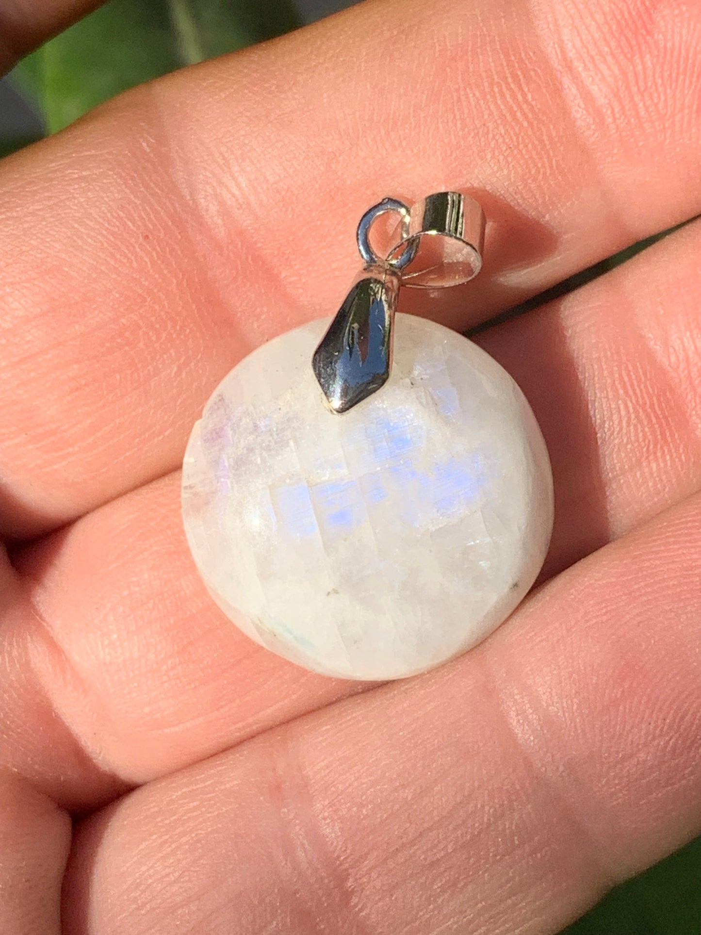Labradorite blanche/ péristérite, pendentif en 'cabochon percé' de 40mm x 30 x 10. Qualité AA à AAA, vendu avec cordon réglable de couleur noire !