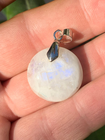 Labradorite blanche/ péristérite, pendentif en 'cabochon percé' de 40mm x 30 x 10. Qualité AA à AAA, vendu avec cordon réglable de couleur noire !