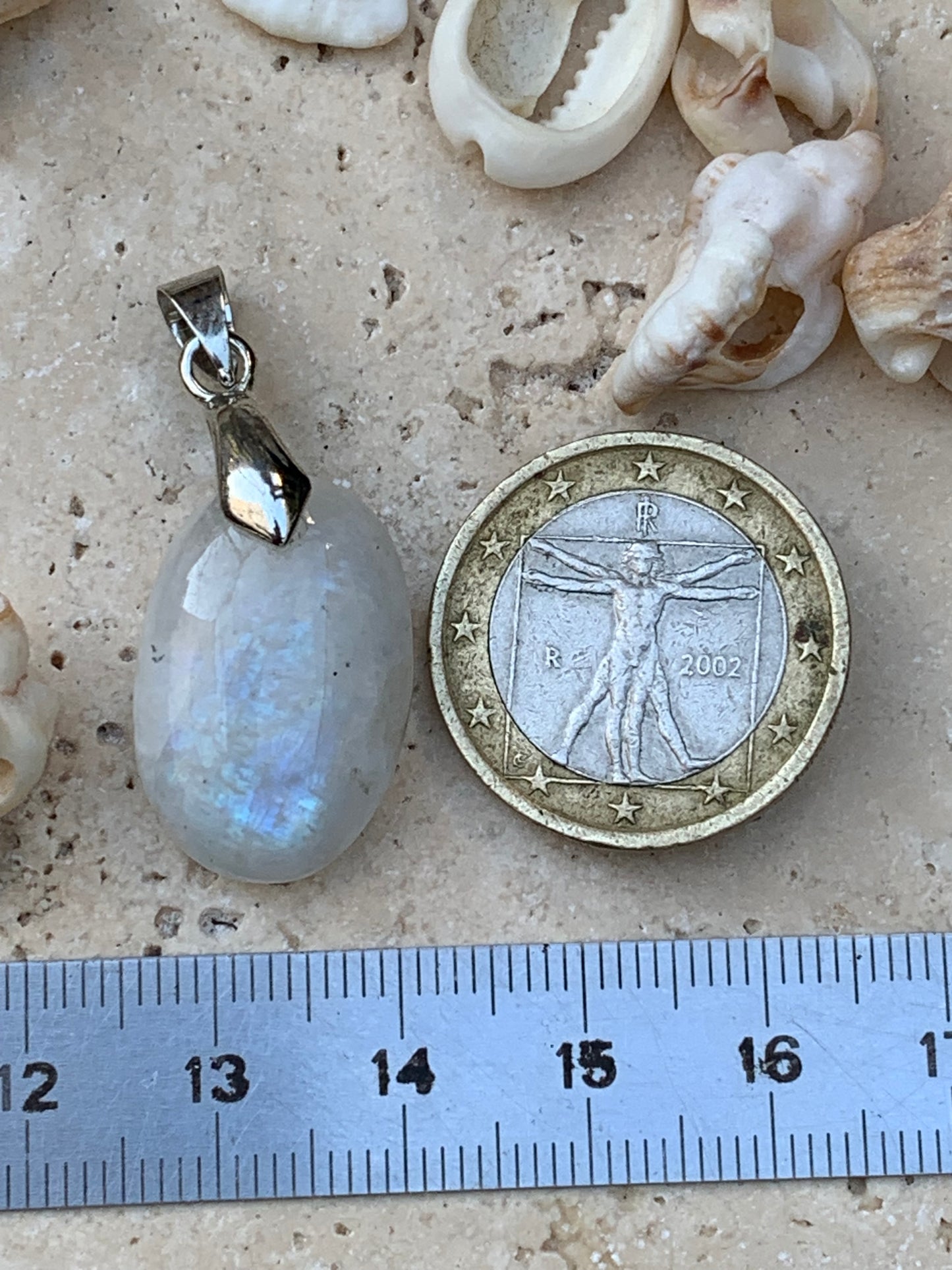 Labradorite blanche/ pierre de lune, pendentif en 'cabochon percé' de 40mm x 19 x 8. Qualité AA à AAA, vendu avec cordon réglable de couleur noire !
