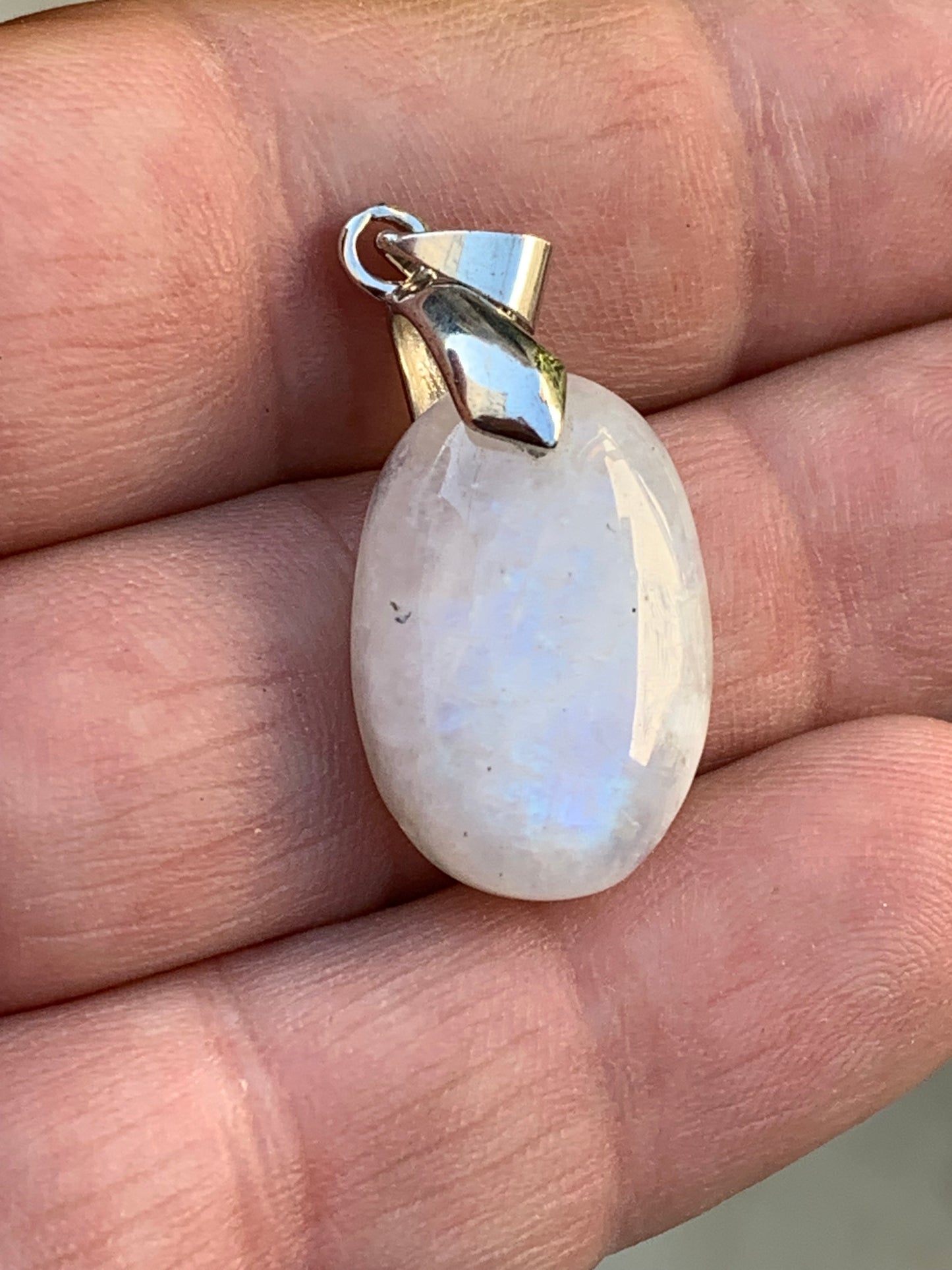 Labradorite blanche/ pierre de lune, pendentif en 'cabochon percé' de 40mm x 19 x 8. Qualité AA à AAA, vendu avec cordon réglable de couleur noire !