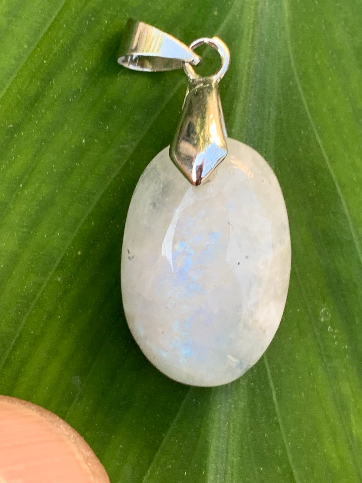 Labradorite blanche/ pierre de lune, pendentif en 'cabochon percé' de 40mm x 19 x 8. Qualité AA à AAA, vendu avec cordon réglable de couleur noire !