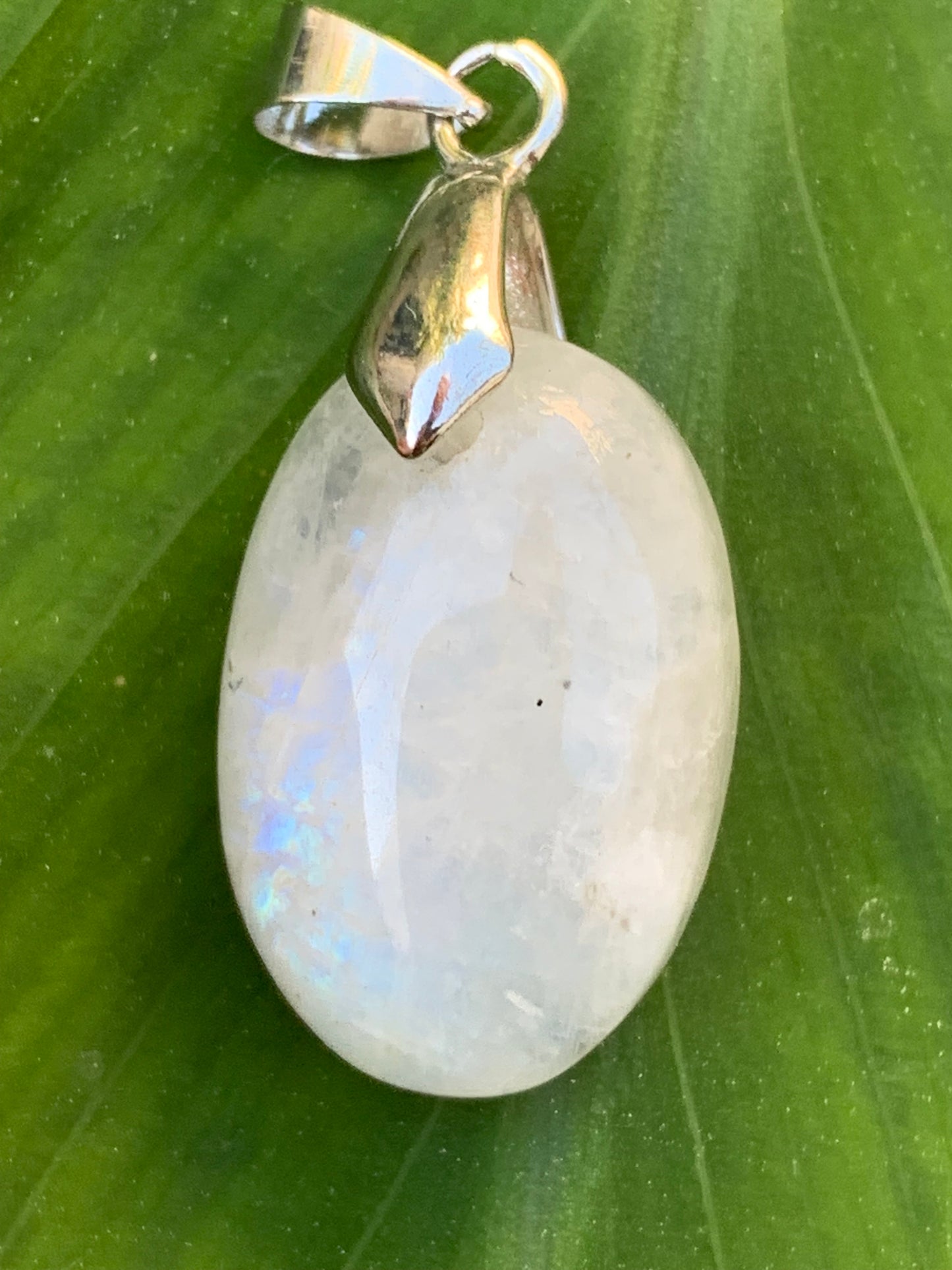 Labradorite blanche/ pierre de lune, pendentif en 'cabochon percé' de 40mm x 19 x 8. Qualité AA à AAA, vendu avec cordon réglable de couleur noire !