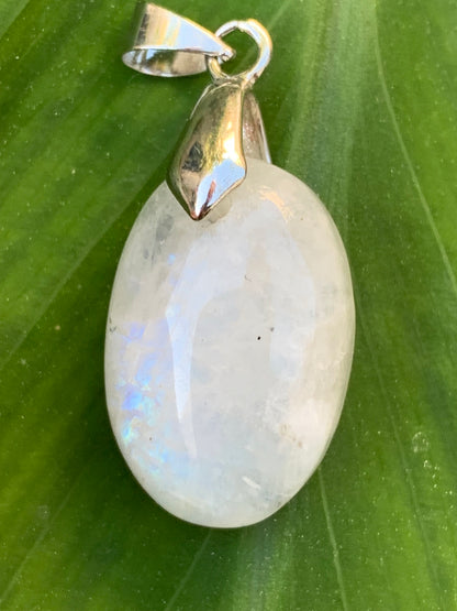 Labradorite blanche/ pierre de lune, pendentif en 'cabochon percé' de 40mm x 19 x 8. Qualité AA à AAA, vendu avec cordon réglable de couleur noire !