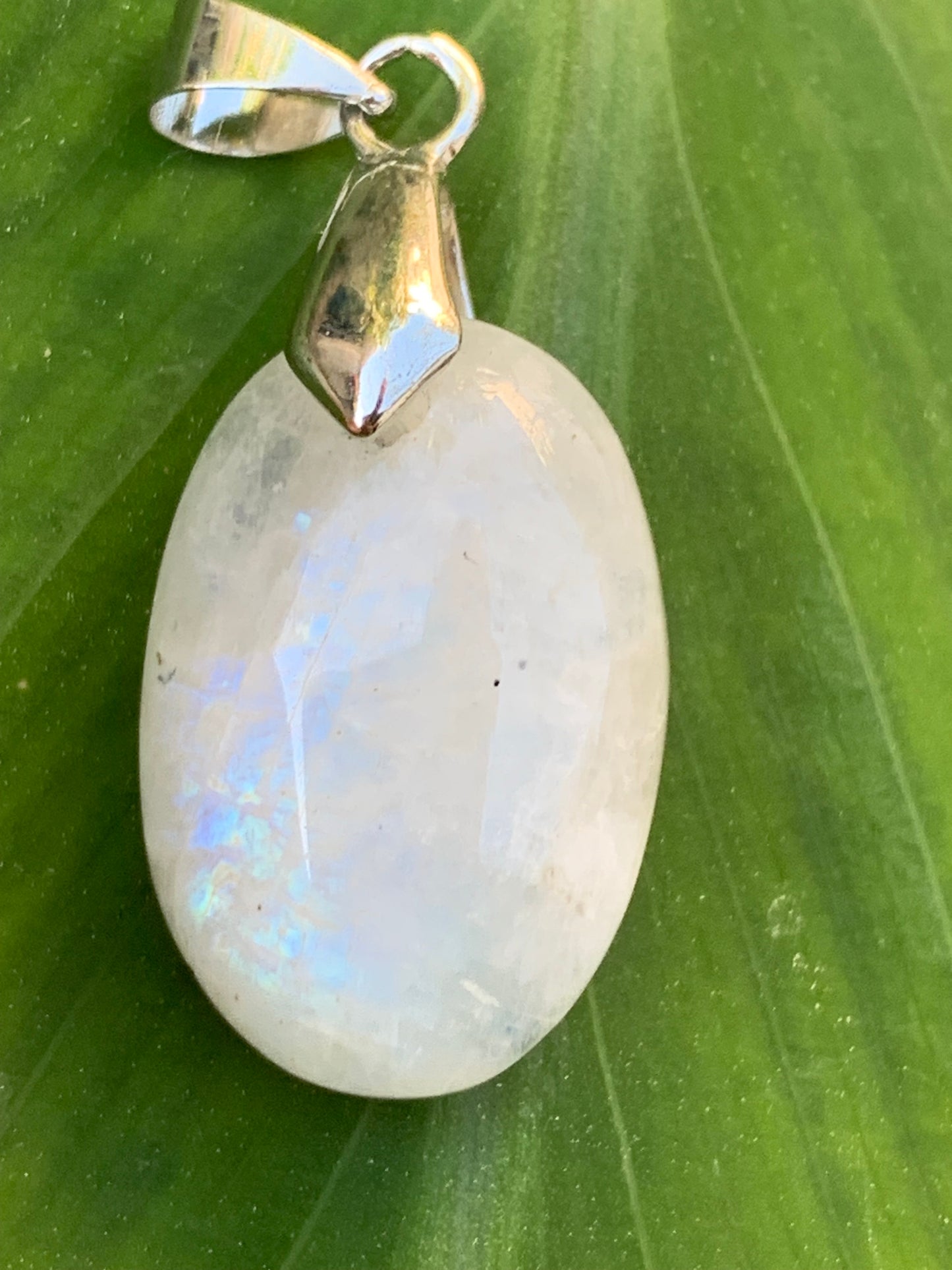 Labradorite blanche/ pierre de lune, pendentif en 'cabochon percé' de 40mm x 19 x 8. Qualité AA à AAA, vendu avec cordon réglable de couleur noire !
