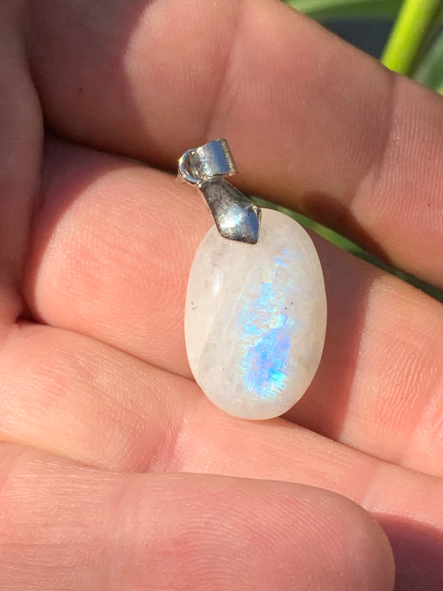 Labradorite blanche/ pierre de lune, pendentif en 'cabochon percé' de 40mm x 19 x 8. Qualité AA à AAA, vendu avec cordon réglable de couleur noire !