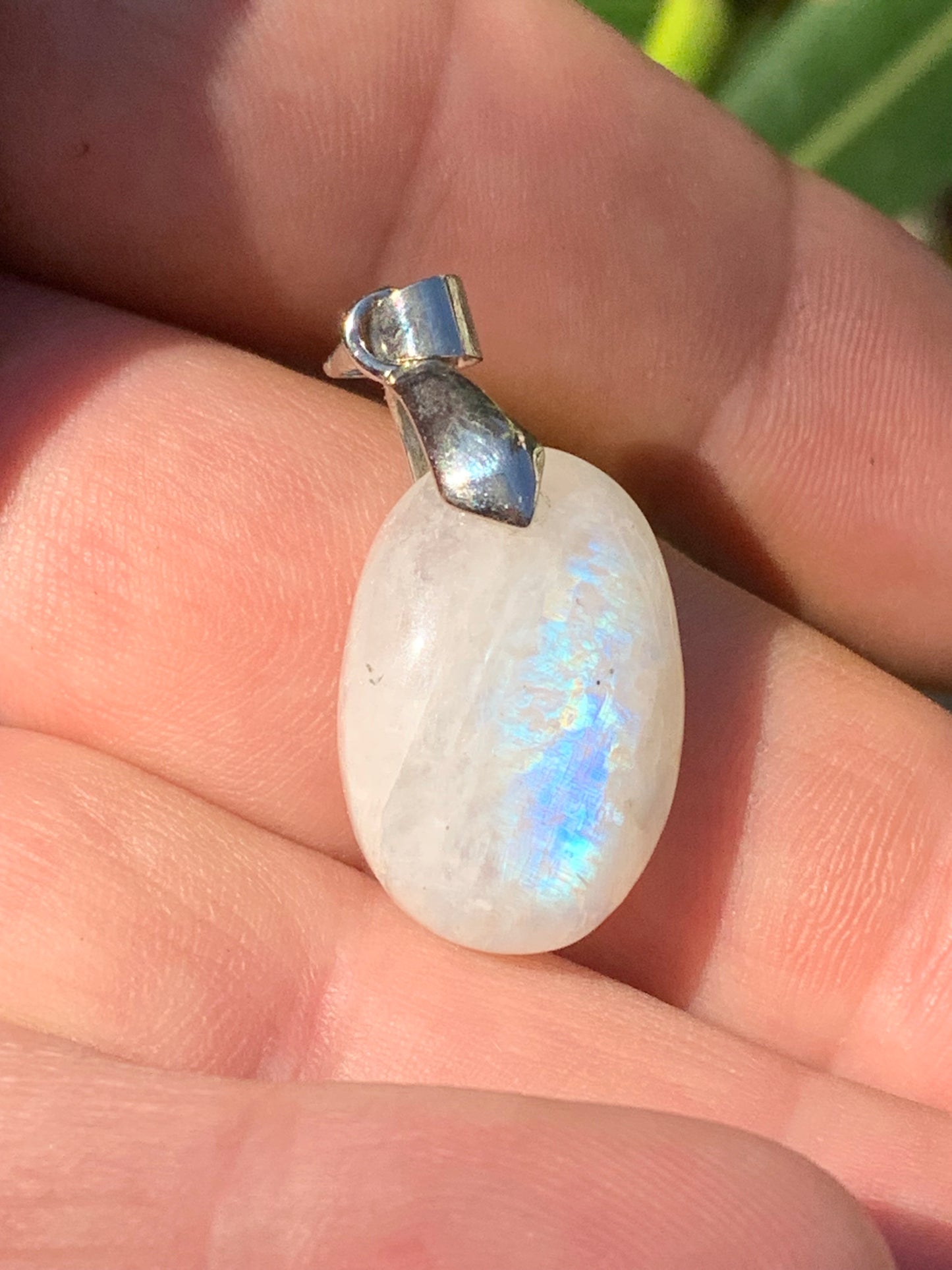 Labradorite blanche/ pierre de lune, pendentif en 'cabochon percé' de 40mm x 19 x 8. Qualité AA à AAA, vendu avec cordon réglable de couleur noire !