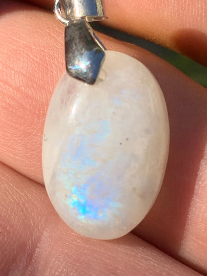 Labradorite blanche/ pierre de lune, pendentif en 'cabochon percé' de 40mm x 19 x 8. Qualité AA à AAA, vendu avec cordon réglable de couleur noire !